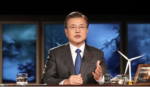 문재인 대통령이 27일 청와대에서 화상으로 열린 2021 세계경제포럼(WEF) 한국정상 특별연설에 참석해 연설을 하고 있다.(사진=청와대)