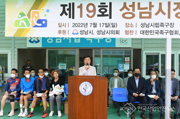 성남시 신상진 시장은 17일 오전 성남시립족구장에서 열린 제19회 성남시장배 족구대회에 참석, 인사말을 하고있다. (사진=성남시청)