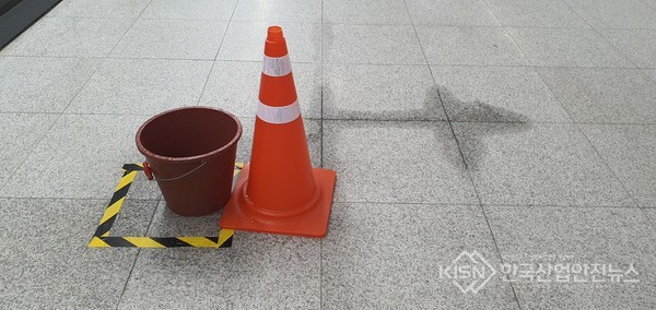 진접역, 천장에서 물이 뚝뚝뚝 (사진=이영진 기자)